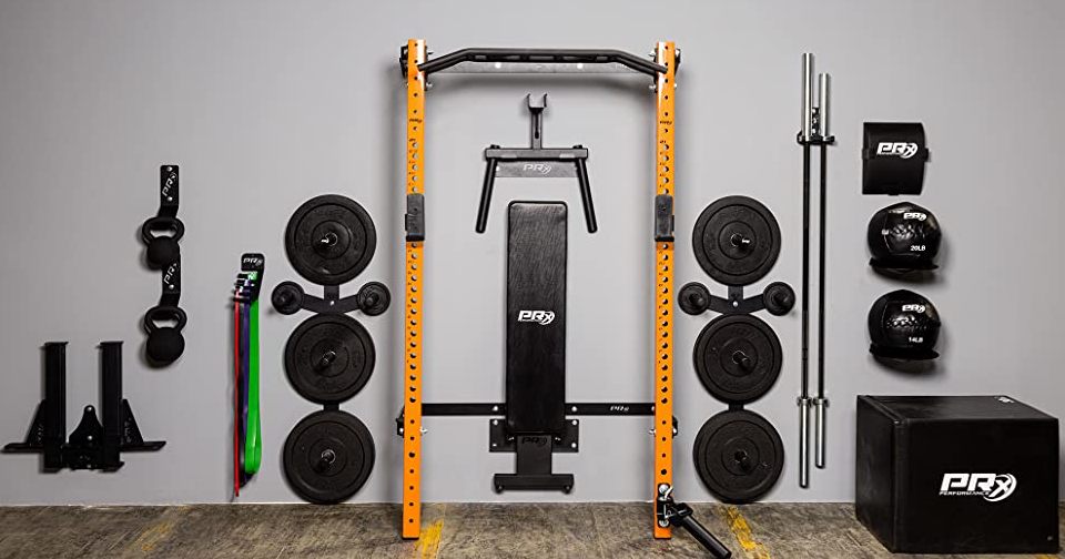 Sklopivi kavez sa klupom. Dobro organizovan prostor za vežbanje.