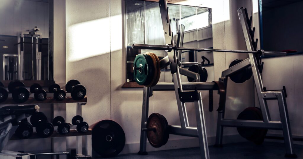 Prostor za kućnu teretanu obasjan zracima sunca