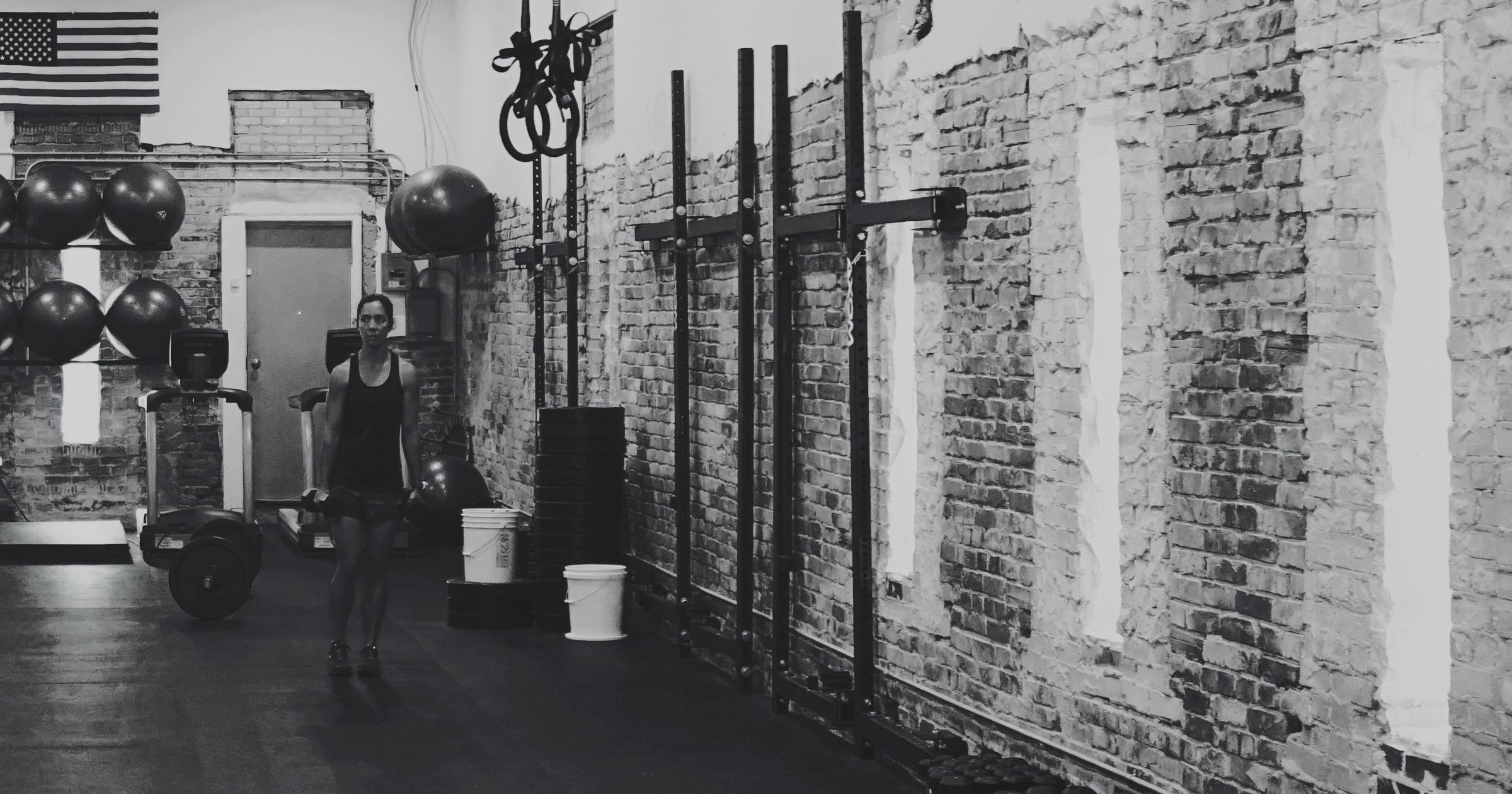 Sklopivi stalak za čučnjeve montiran na zid