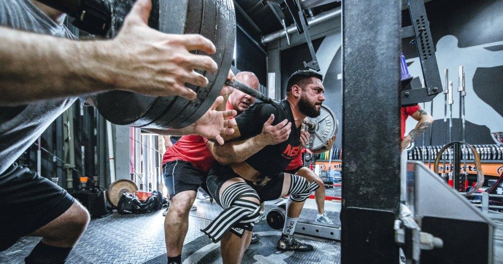 Impresivan čučanj. Primećuje se pojas za dizanje tegova.