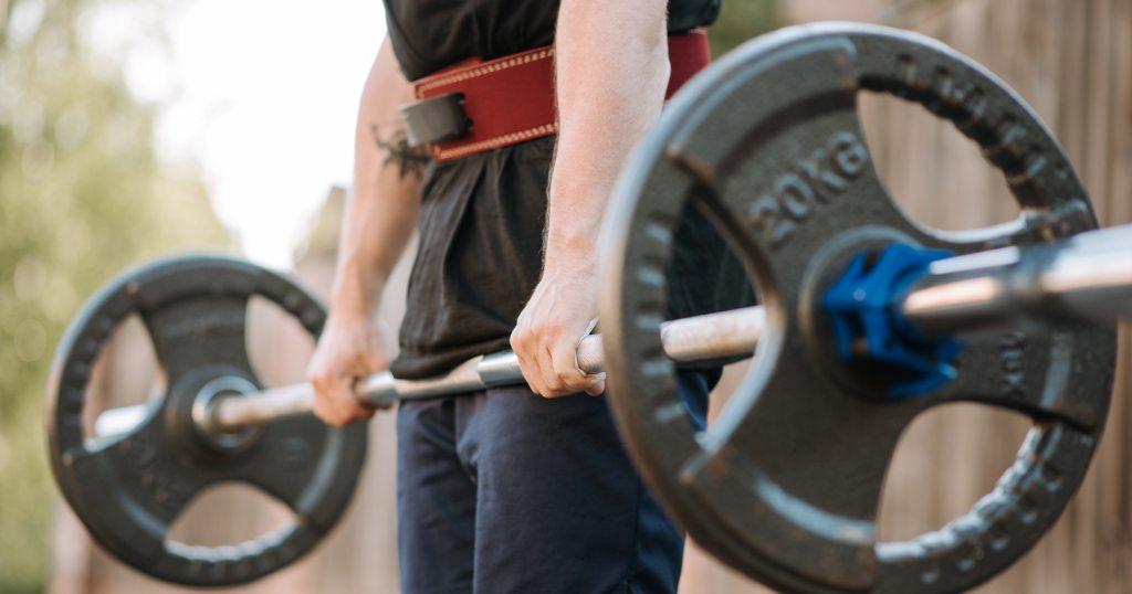 Pojas za dizanje tegova u upotrebi