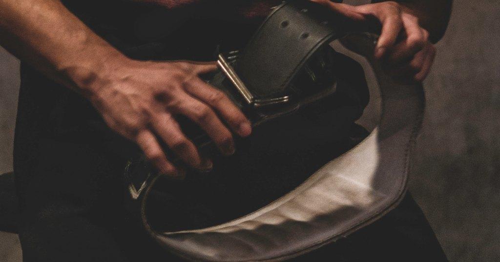 Pojas za teretanu (pojas za dizanje tegova) sa proširenjem