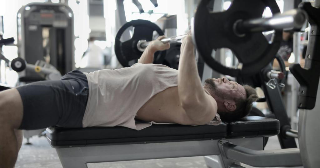 Potisak sa klupe. Osigurači za šipku nisu montirani.