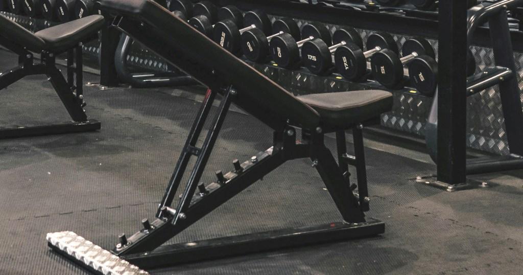 Jednostavno podešavanje nagiba kod klupe za vežbanje