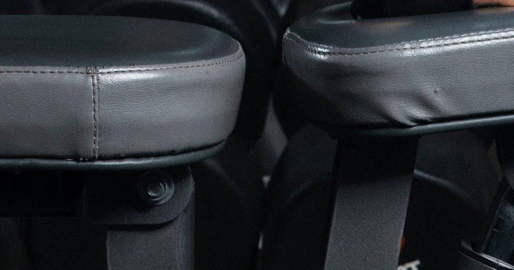 Prostor između leđnog i sedalnog dela (univerzalna klupa za vežbanje)