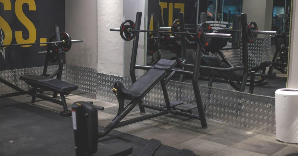 Specijalna fiksna klupa za vežbanje