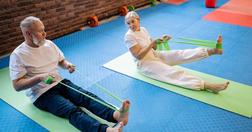 Starije osobe koriste trake za vežbanje