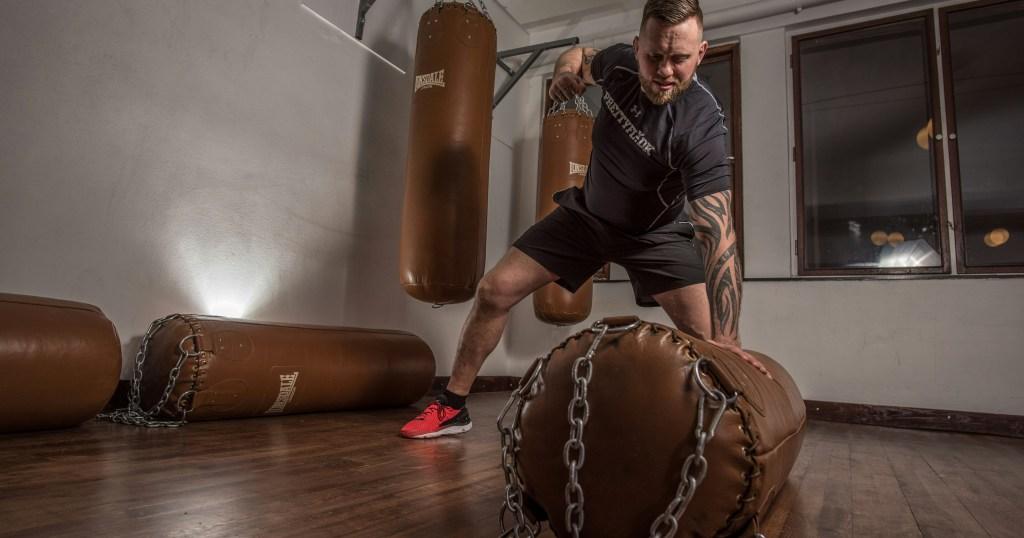 Udara džak za boks na podu