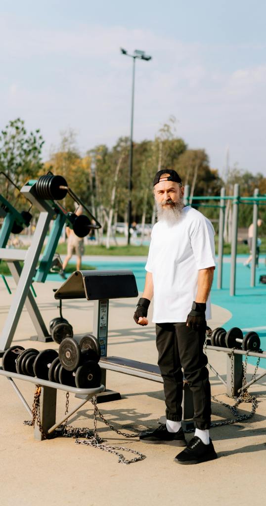 Stariji gospodin trenira