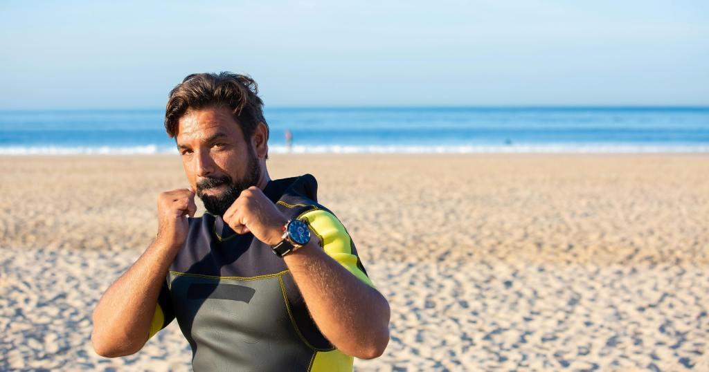 Treniranje na putovanju može podrazumevati i shadowboxing na plaži